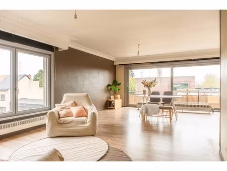 ruim en lichtrijk appartement met garage