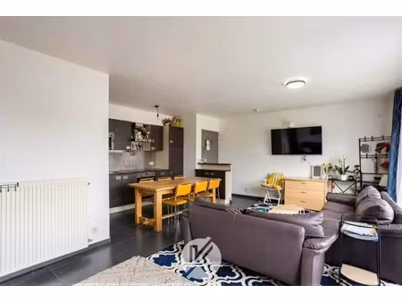 lichtrijk appartement met ruim terras en staanplaats