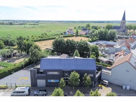 ruim handelsgelijkvloers met garage  terras  keuken en badkamer te koop in klemskerke (de 