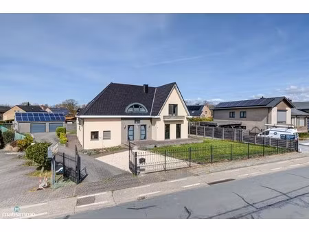 gerenoveerde woning met 3 slaapkamers  ruime garage en tuin (11a 40ca) te bilzen