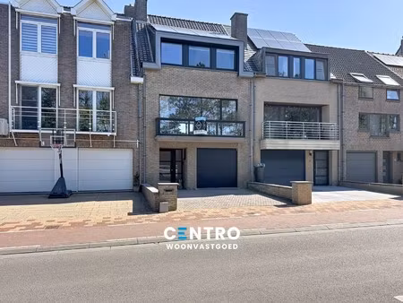 gezellige woning te uitkerke met 3 à 4 slpks  dubbele garage en leuke tun!