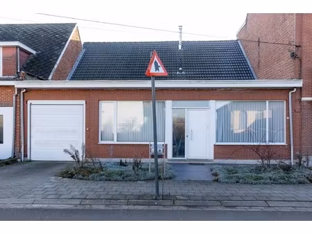 gesloten bebouwing gelegen vlak aan de dijk van de schelde