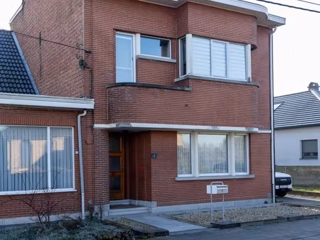 ruime half-open bebouwing vlak aan de dijk van de schelde