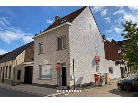 instapklare hoekwoning met 2 garages 'te koop' te oeselgem.