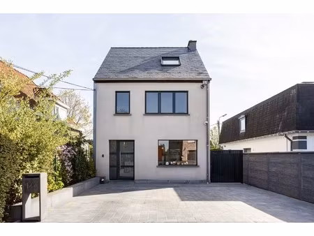 prachtig onderhouden en instapklare woning vlakbij het centrum van lede