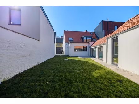 gerenoveerde halfopen woning met 3 slaapkamers  bureau  parking en tuin in sint-denijs-wes