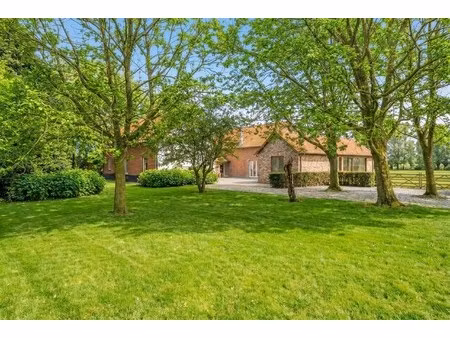 opmerkelijk  gerestaureerde u- vormige hoeve op 8.067 m²