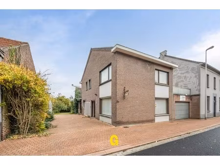 verkocht - degelijk gebouwde halfopen woning met tuin en 315 m² vergunde opslagplaatsen en