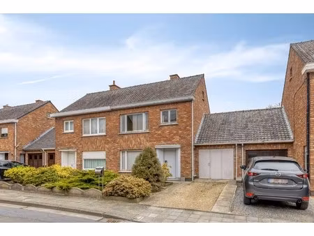 te renoveren woning met 4 slaapkamers  garage en tuin op rustige ligging!