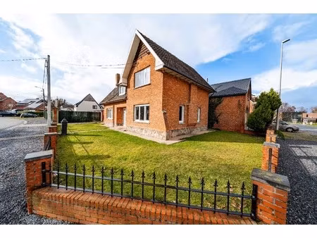 ruime gezinswoning met polyvalente zij-aanbouw