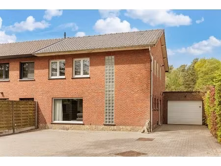 ruime  lichte woning met garage & oprit op centrale ligging