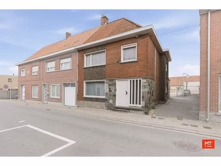 kloeke halfopen woning met 3 slaapkamers  stadstuin en garage in centrum meulebeke