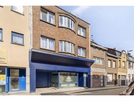 ruime woning met handelsruimte(57m²)en opslagruimte(462m²).