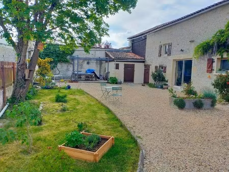 charente / aigre. exclusivité : maison en pierre rénovée de 195 m² avec jardin clos 1169 m