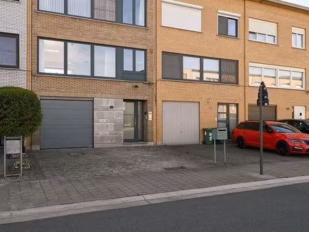 ruime bel-etage met tuin en zonnig terras in hoevenen