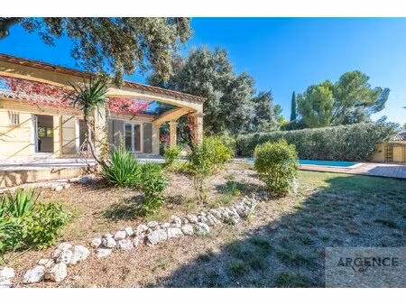 villa de plain pied avec piscine et grand jardin