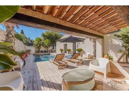 mas contemporain avec dépendance dans parc boisé