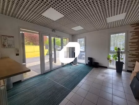 location local d'activités 890 m²