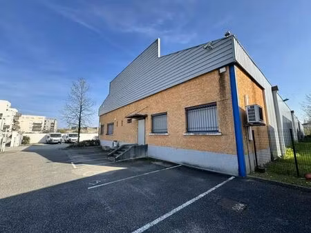 location local d'activités 290 m²