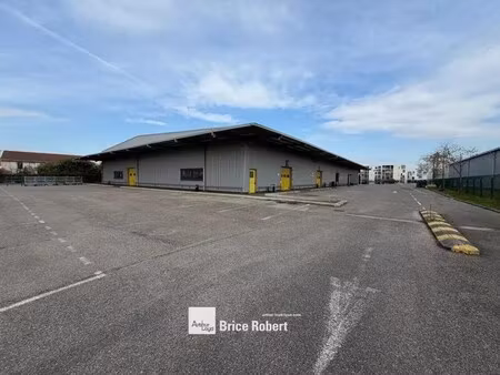location local d'activités 2 372 m²