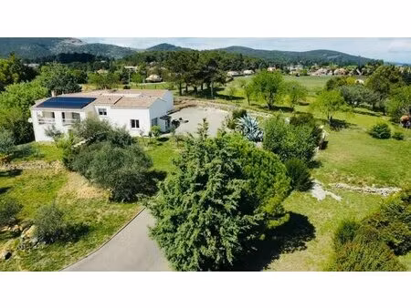 villa spacieuse avec piscine à bagard
