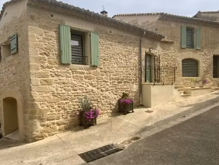 charmante maison de village avec terrasse et garage.