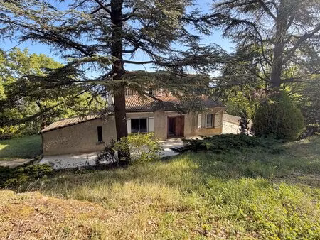 grande villa aux nombreuses dépendances avec vue dominante !