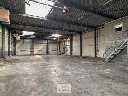 groot hoekmagazijn (650m²) te huur met hoge bereikbaarheid vlakbij r4