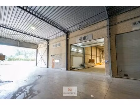 magazijn (221m²) te huur met hoge bereikbaarheid vlakbij r4