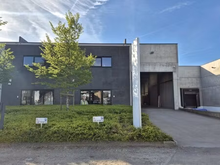 magazijn 1030m² met laadkade en 154m² kantoor op topligging