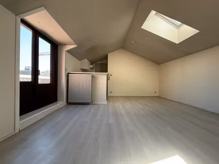 pas herschilderde studio met aparte slaapkamer | verhelststraat