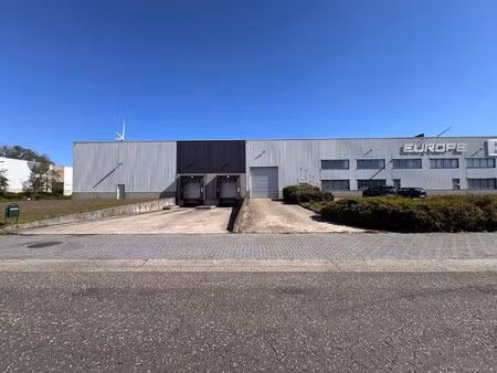 magazijn (± 2.600 m²) met kantoor en laadkades te huur