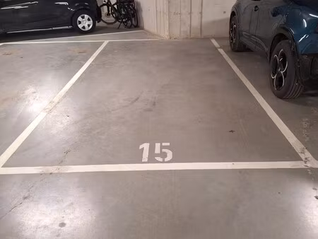 te huur: afgesloten autostaanplaats.