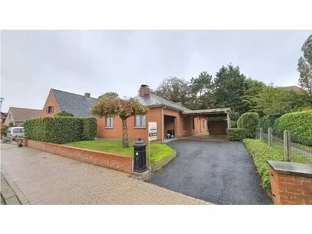 gerenoveerde vrijstaande woning met garage en tuin te huur in oedelem ( beernem )