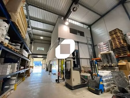 location local d'activités 607 m²