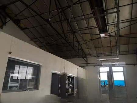 location local d'activités 150 m²