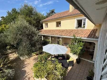 charmante maison  gîtes  piscine