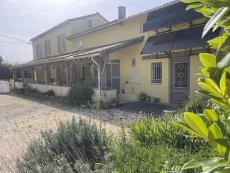 grande maison en pierre avec jardin  piscine  double garage.