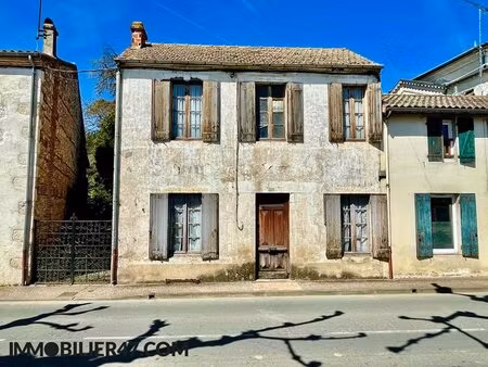 maison de village en pierre avec jardin a restaurer