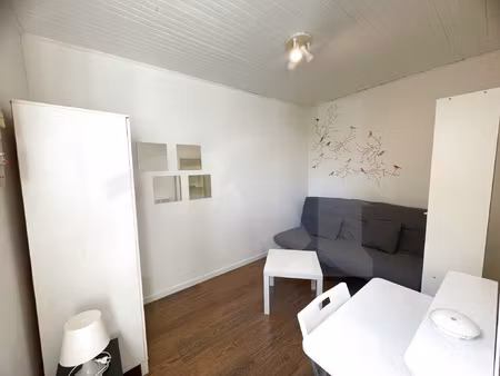 grenoble. ampère/ chorrier. studio meublé avec balcon.