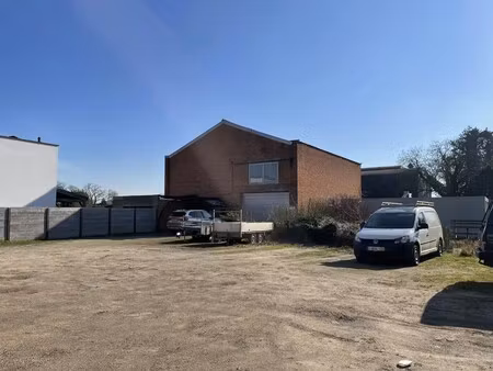 bouwgrond voor woningbouw met opslagplaats