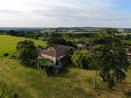 élégante propriété gasconne au cœur d’un environnement préservé proche de montréal du...