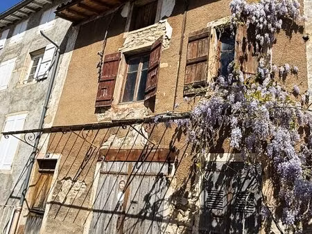 tournus centre – maison en pierre à rénover avec fort potentiel