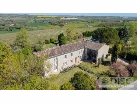 très belle et spacieuse propriété avec piscine  au cœur d’un magnifique parc arboré.