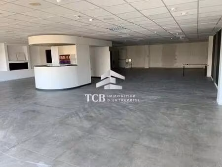 location commerce 251 m²