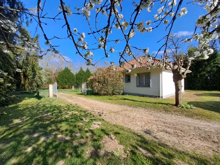 maison de campagne de plain-pied avec véranda et dépendances