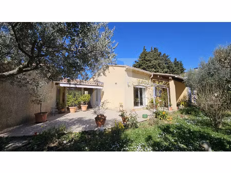 villa avec garage et terrain attenant dans un quartier résident