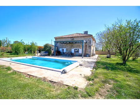maison de caractère en pierres de 152 m² avec piscine  carport  dépendance sur un terrain 