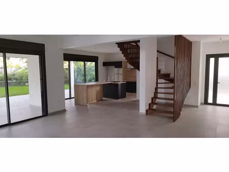 location maison 5 pièces 170 m² à la saline les bains (97434)  2 780 €