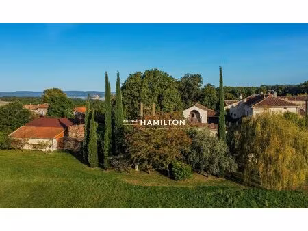 prestigieuse demeure et maisons annexes articulees autour d'une cour centrale